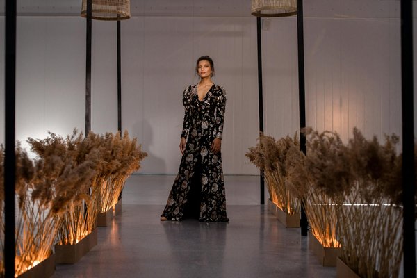 How to design a multifunctional guest room with hidden storage?